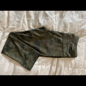 Camp Lululemon Capris